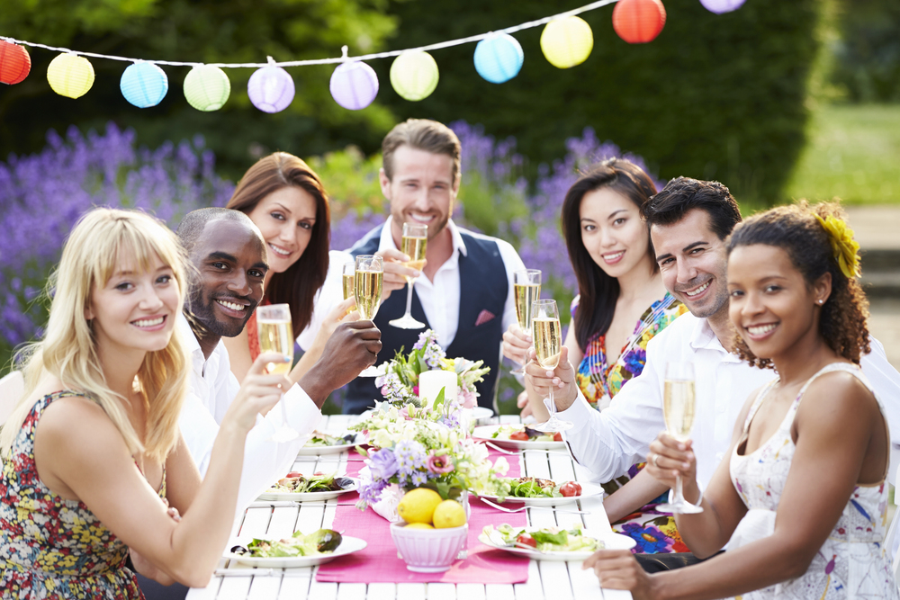 Gartenfeste organisieren: Partyzelte als praktische Lösung